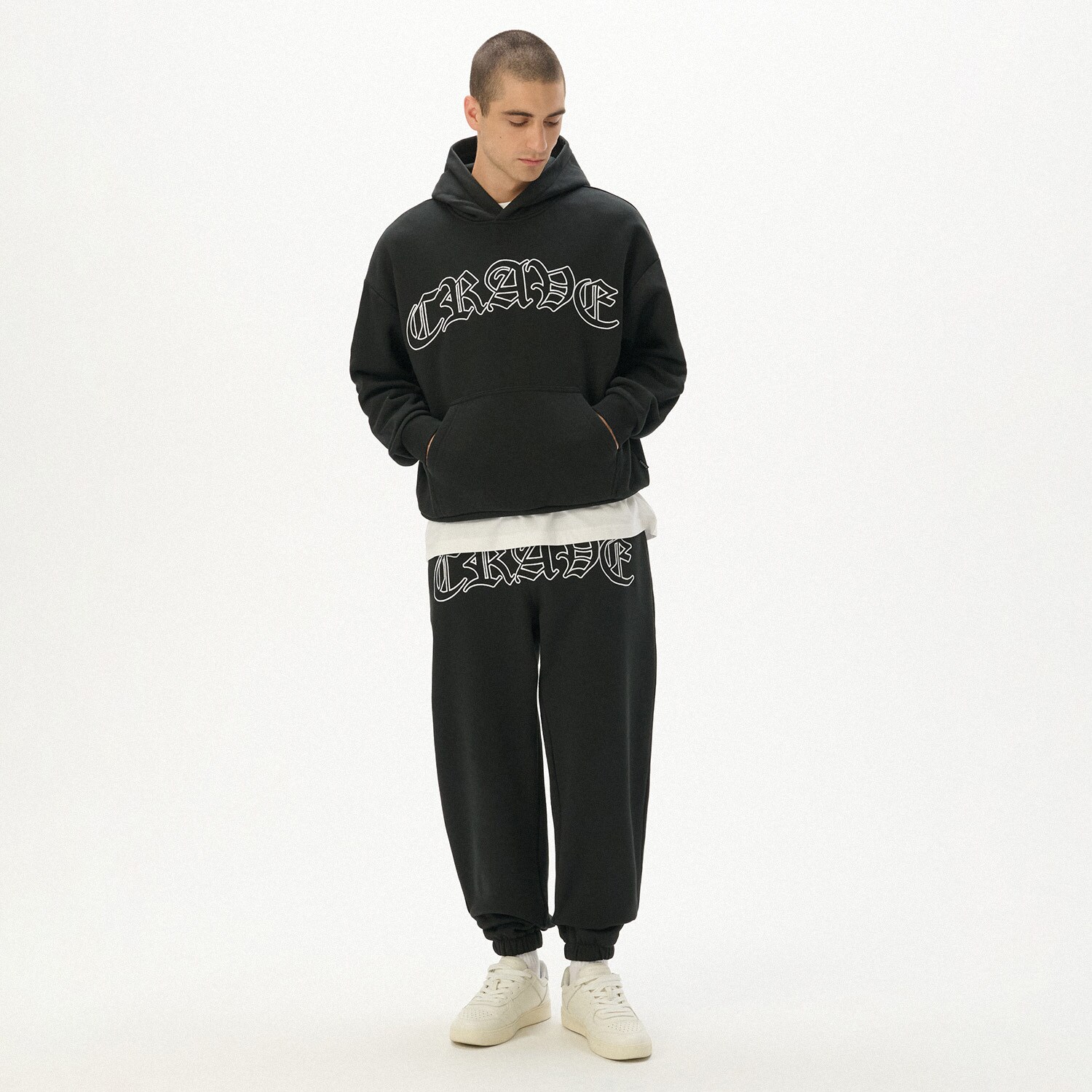 Cropp - Спортни панталони с нашивка - черeн
