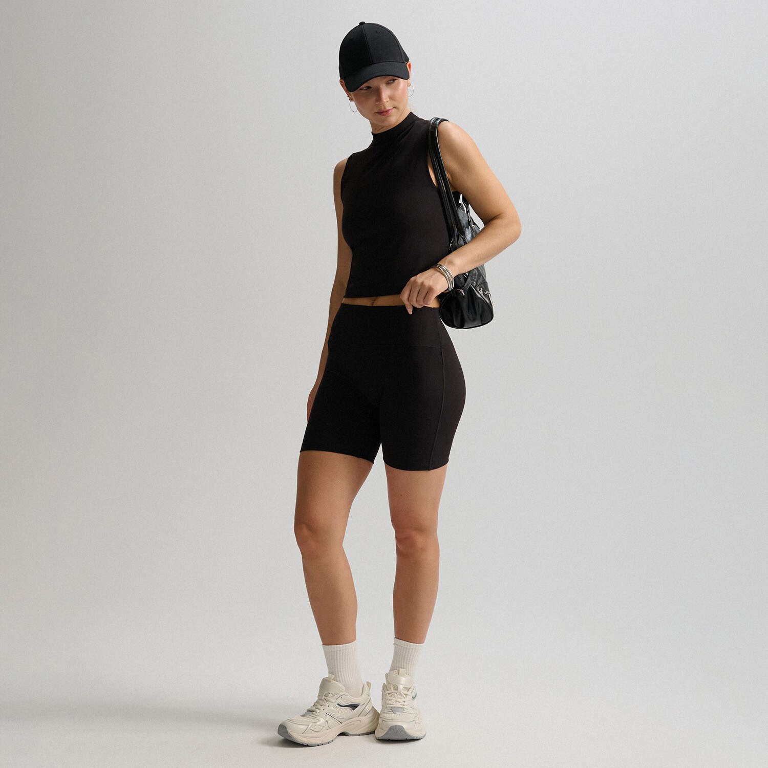 Cropp - Изчистени къси панталони - черeн