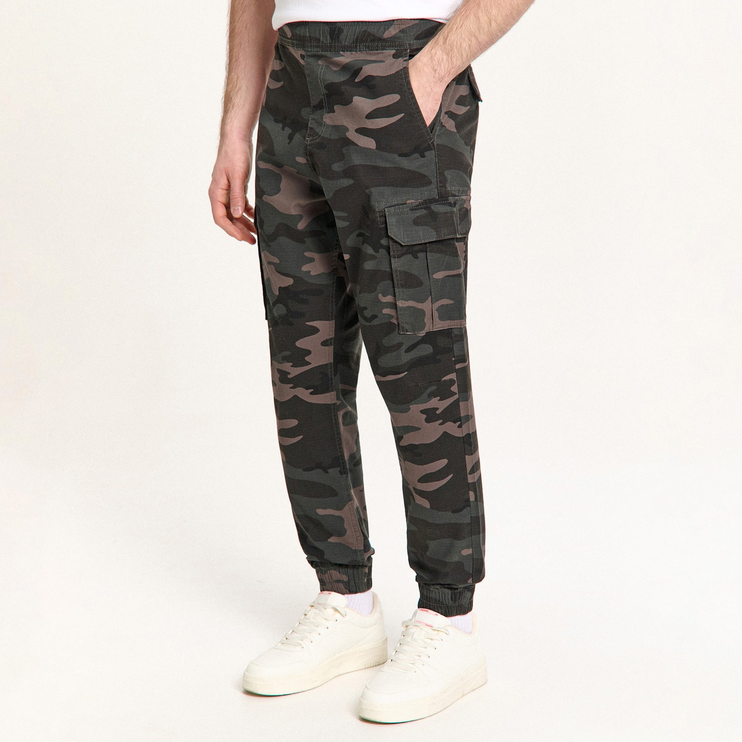 Cropp - Kalhoty joggers s cargo kapsami - vícebarevná