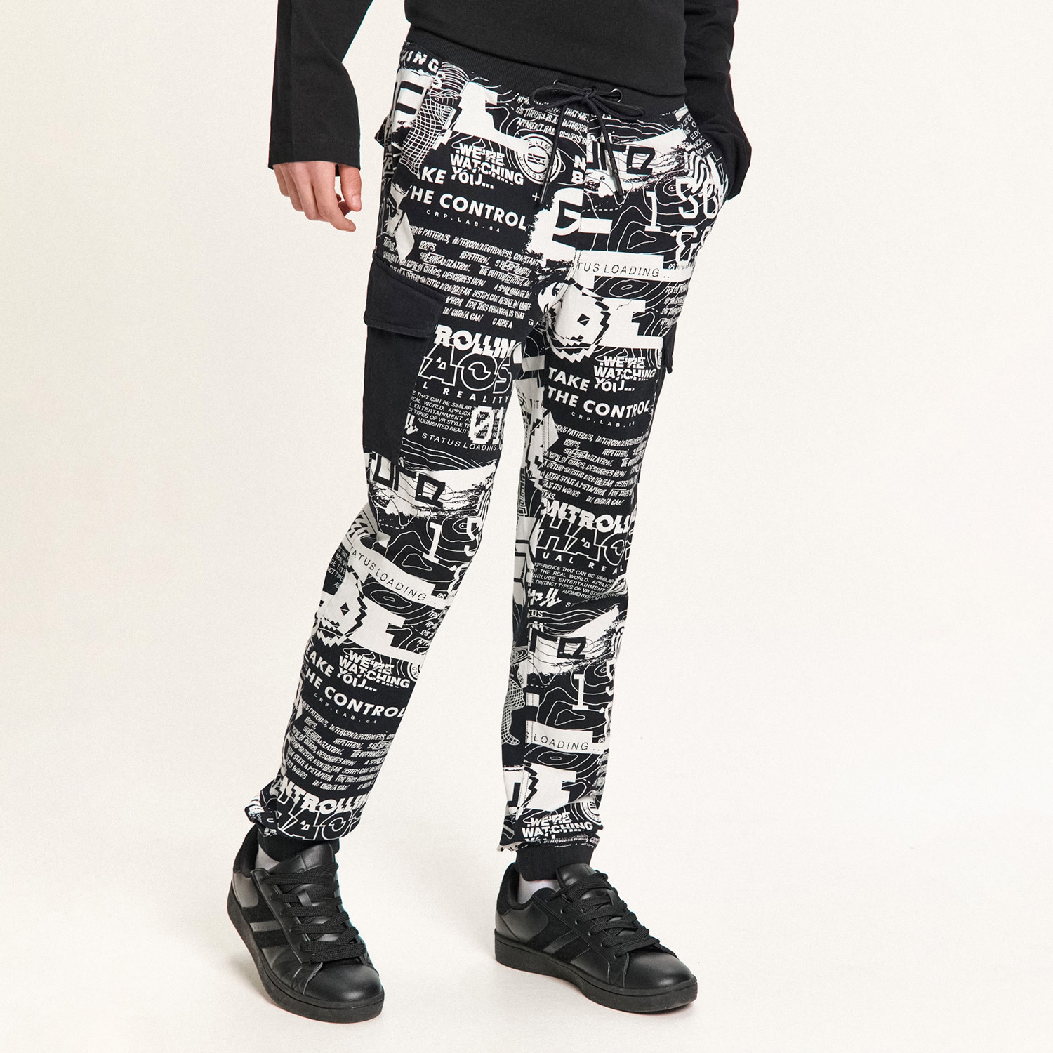 Cropp - Hlače jogger s printom all over - bijela