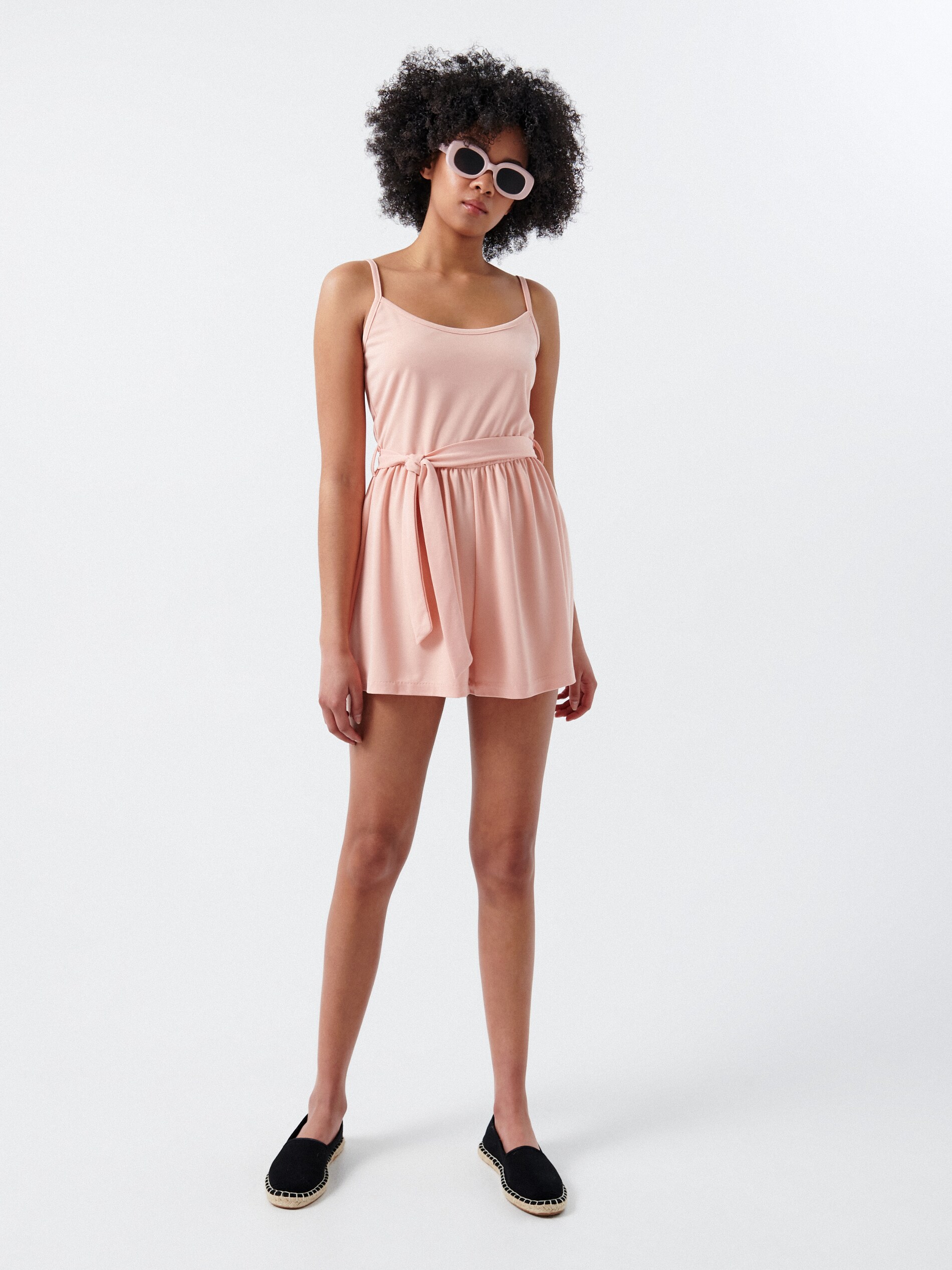 Kombinéza s opaskom v páse