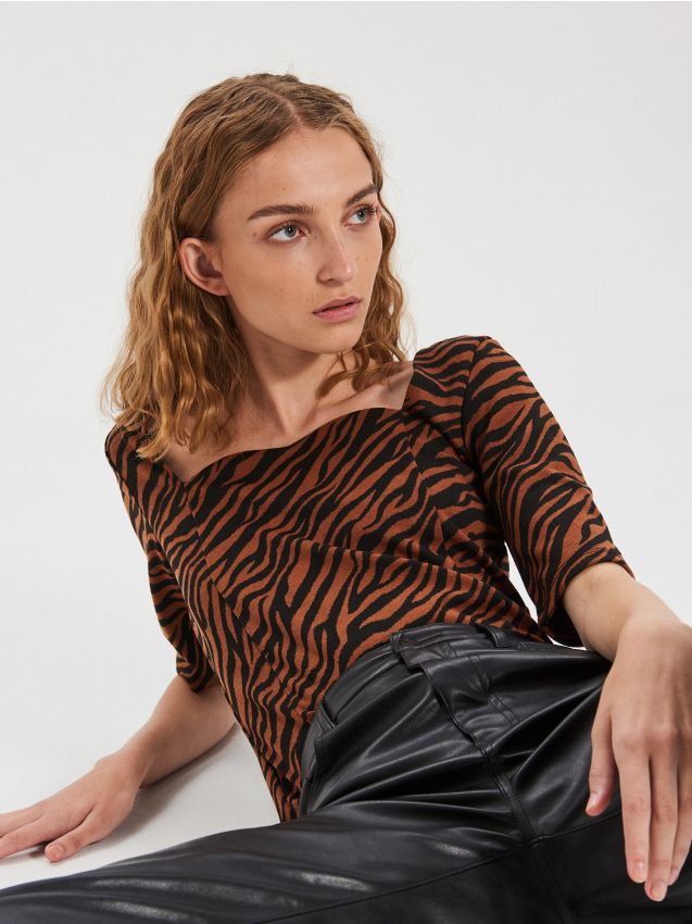 Bluză cu decolteu în formă de inimă - maro - XD987-82X - CROPP