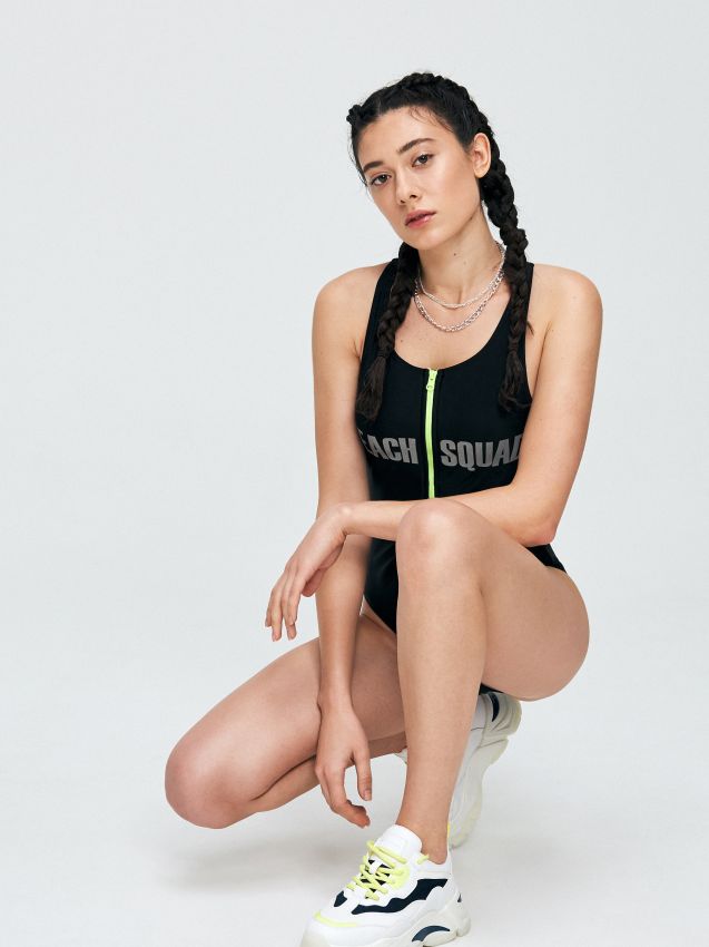 Kostium jednoczęściowy z  odblaskowym napisem - czarny - XS917-99X - CROPP