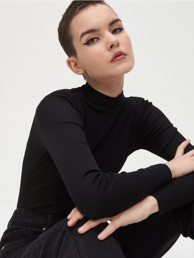 Bluză mulată, cu guler Perkins - negru - XV964-99X - CROPP