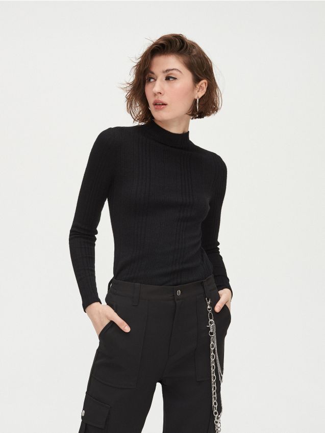 Bluză din tricot striat, cu guler Perkins - negru - XW091-99X - CROPP