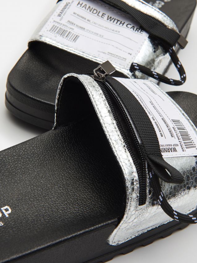 Șlapi cu buzunar decorativ, cu fermoar - argintiu - YF419-SLV - CROPP