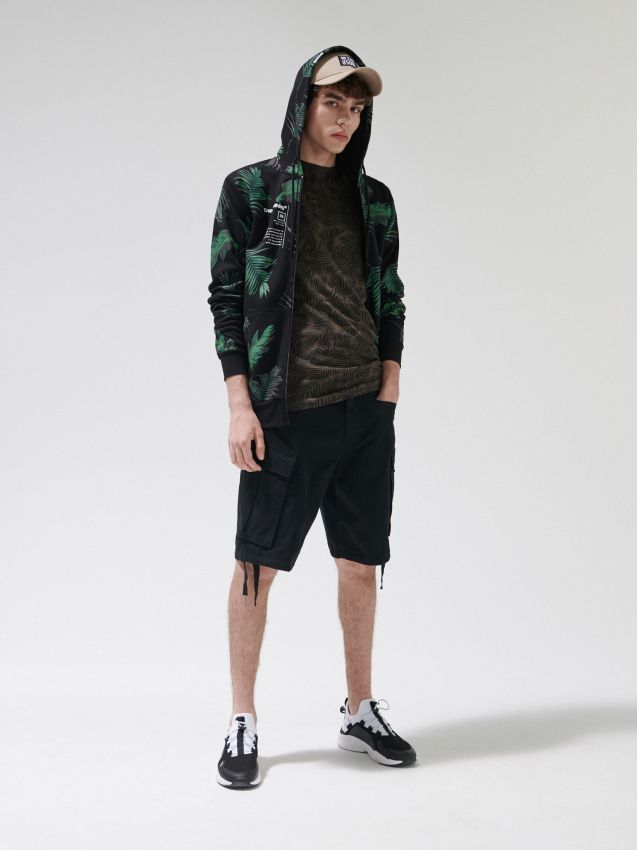 Pantaloni scurți până la genunchi, cu buzunare cargo - negru - YH169-99X - CROPP