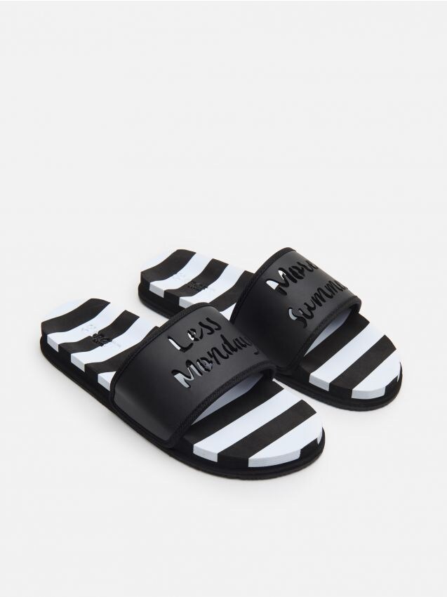 Klapki z wyciętym napisem - czarny - YN568-99X - CROPP