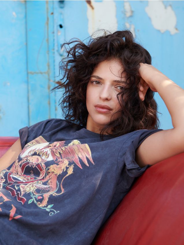 Koszulka z nadrukiem QUEEN - beżowy - E035A-BBB - CROPP