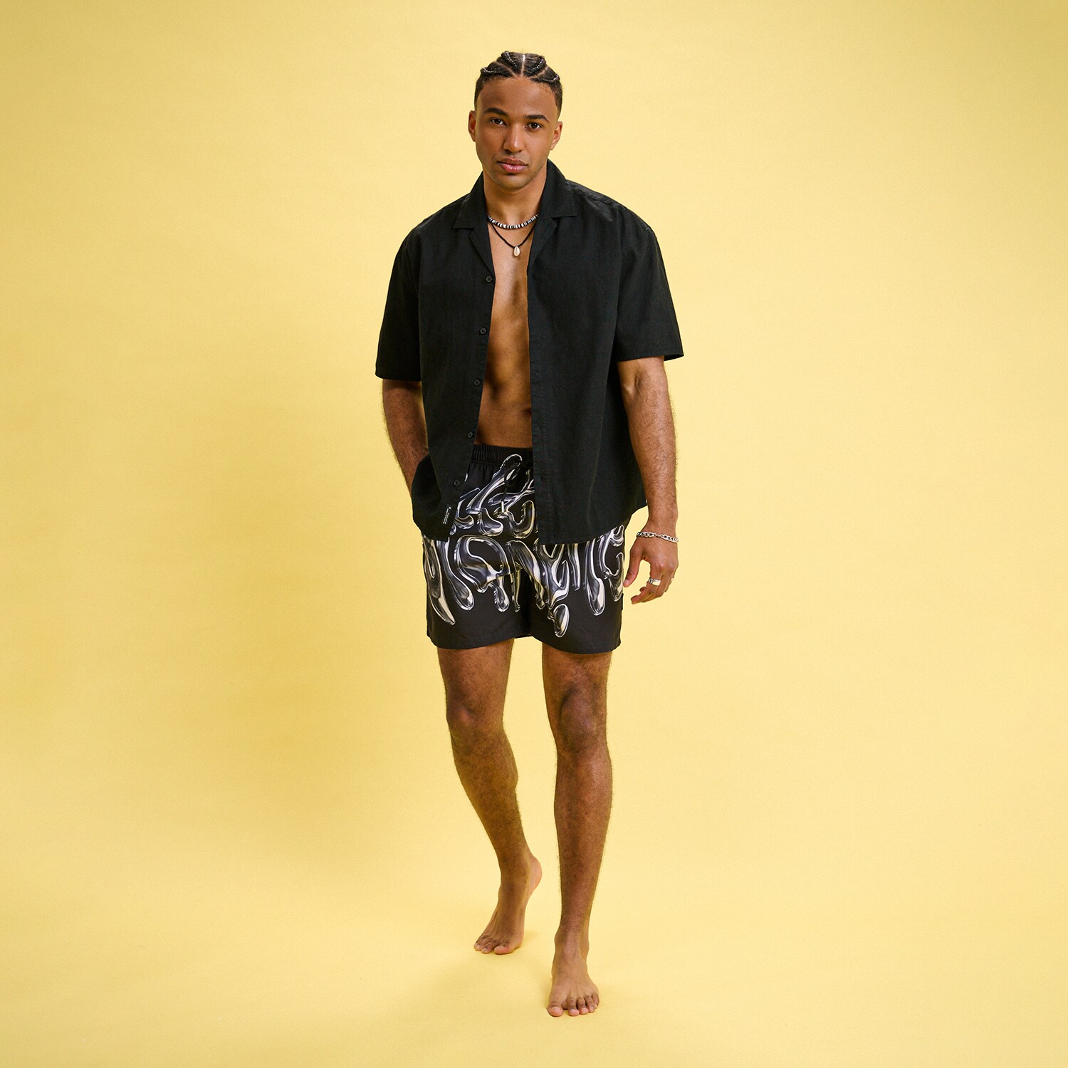 Cropp - Czarne szorty kąpielowe z grafficiarskim napisem - czarny