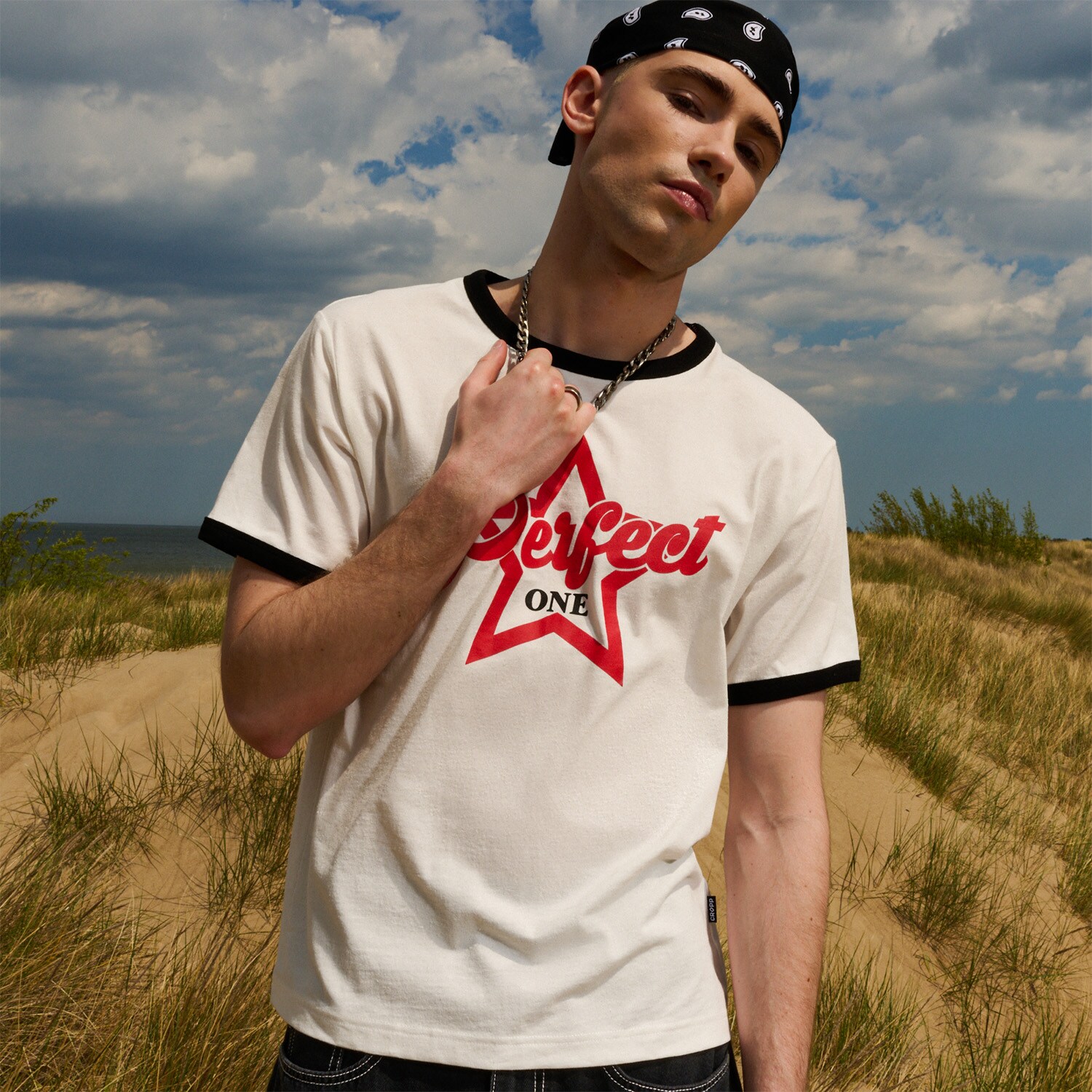 Cropp - T-shirt z motywem gwiazdy - kremowy